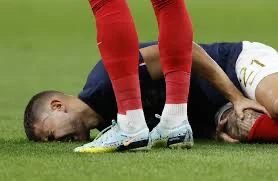 imagem de um jogador de futebol sentindo dor no joelho após trauma